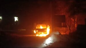 संदिग्ध परिस्थितियों में मारुति वैन में लगी आग,,