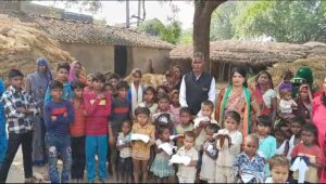 बच्चों को अंग वस्त्र भेंट कर मनाई गई  चाचा नेहरू जी की जयंती ।