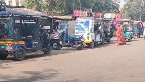 ई रिक्शा चालको का व्यवसाय अंधेरे में ,,