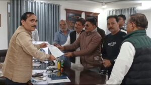 बांदा में मंडलायुक्त को चित्रकूट के व्यापारियों ने दिया ज्ञापन। 