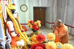 गोरखनाथ मंदिर पहुंचे सीएम योगी 