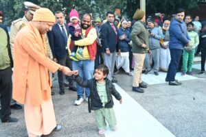 सीएम योगी ने लगाया जनता दर्शन कार्यक्रम