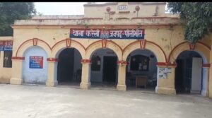 हाथ पैरों को रस्सी से बांधकर फेंका गया अधजला शव।