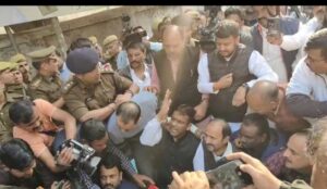 उत्तर प्रदेश में संभल को लेकर घमासान जारी है।