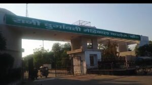 अनियंत्रित मोटरसाइकिल डिवाइडर से टकराई एक की मौत एक गंभीर रूप से घायल