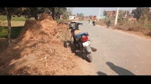 झाड़ियों में मिली मोटरसाइकिल