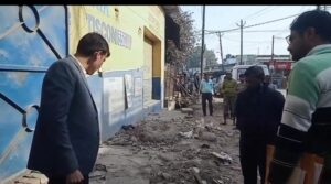 नाले पे लगे ढक्कन की क्वालटी पर बरसे डीएम हरदोई