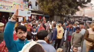 महिला की मौत, पर परिजनों ने शव रख कर किया सड़क जाम । 