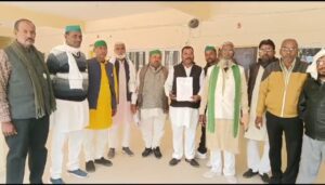 भारतीय किसान यूनियन के लोगों ने जिला अधिकारी को दिया ज्ञापन।