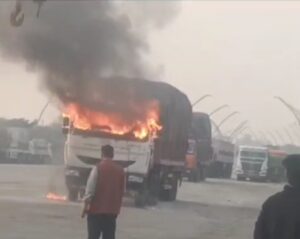 लखनऊ एक्सप्रेसवे पर खड़े ट्रक में लगी आग 