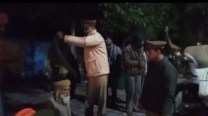 कड़ाके की ठंड को देखते हुए पुलिस ने दिखाई मानवता, 