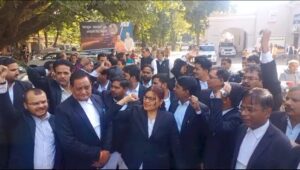अधिवक्ताओं ने दवाई व्यवसाय के विरुद्ध खोला मोर्चा