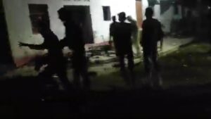 जमकर हुई तोड़ फोड़ , चले इंट पत्थर