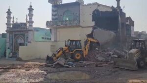 नूरी जामा मस्जिद के अवैध हिस्से में चला प्रशासन का बुलडोजर