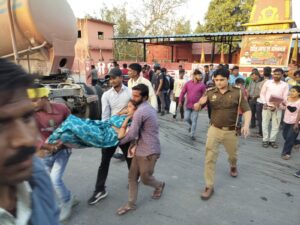 ट्रक कंटेनर ने बाइक सवार दंपत्ति को मारी टक्कर,