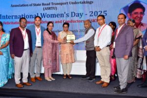 उत्तर प्रदेश में किरण बेदी ने आज अंतर्राष्ट्रीय महिला दिवस के अवसर पर परिवहन निगम को पुरस्कार प्रदान किया 