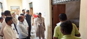 डीएम ने राजनैतिक दलों के प्रतिनिधियों के साथ ईवीएम वीवीपैट वेयर हाउस का किया निरीक्षण