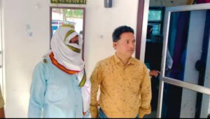 संविदा कर्मी के माध्यम से लेता था रिश्वत, 