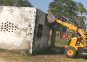 लखनऊ के गोसाईगंज व गोमती नगर में गरजा LDA का बुलडोजर