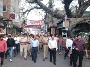 आगामी त्यौहारों के दृष्टिगत गैस चैराहा से सदर कोतवाली तक निकाला गया रूटमार्च।
