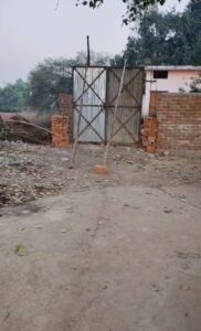विद्यालय गेट के सामने अराजक तत्वों करा रहे हैं अवैध निर्माण 