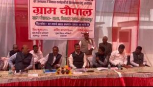 प्रमुख सचिव ने लाभार्थियों को वितरित किए आयुष्मान कार्ड व शौचालय के चेक