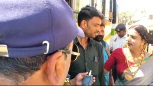 परिवहन विभाग के साथ में किन्नरों ने लोगों को किया जागरूक।