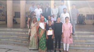 बस्ती में शराब के ठेके पर लगता है शराबियों का जमावड़ा।