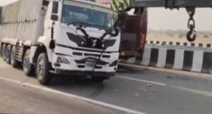 ड्राइवर को झपकी आने से सीमेंट लदा ट्रक अनियंत्रित होकर दूसरी लेन में घुसा,