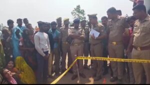 खेत में चक रोड के विवाद को लेकर एक ही परिवार के दो पक्षों के बीच फायरिंग,