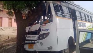 बाइक सवार को बचाने के चक्कर में प्राइवेट बस पेड़ से टकराई 
