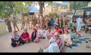 समाजवादी पार्टी की महिला विंग जीपीओ पर बैठी धरने पर