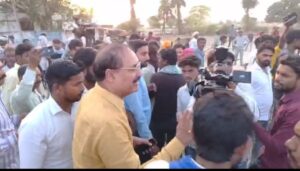 बड़ी संख्या में महिलाएं, बुजुर्ग और युवा विरोध में शामिल।