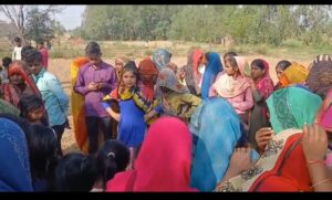 ट्रेन से महिला के कटने की सूचना पर पहुंची पुलिस,