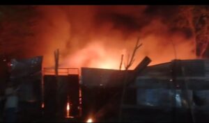 बारात में हुई आतिशबाजी की चिंगारी से कबाड़ की दूकान में लगी आग