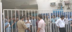 लखनऊ में परीक्षा केंद्र में छात्रों का हंगामा