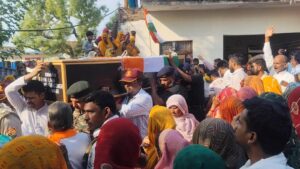 शहीद सैनिक सूरज सिंह का पार्थिव शरीर पहुंचा गांव, दी गई अंतिम विदाई