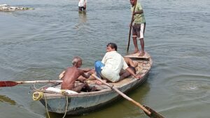 गंगा नदी में अस्थि विसर्जन करने आये चार लोग गंगा नदी में डूबे