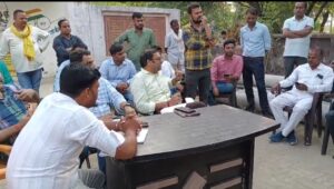 प्रधान प्रतिनिधि ने ग्राम विकास अधिकारी की किया पिटाई 