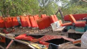 तेज रफ्तार बस अनियंत्रित होकर खाई में पलटी,