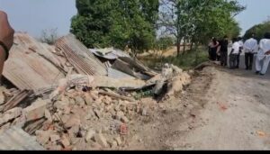 नेशनल हाईवे पर बनी मजार को प्रशासन ने तोड़ा