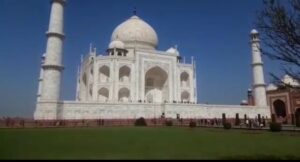 ताजमहल के पास लपके चला रहे अवैध पार्किंग का ठेका