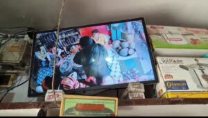 दुकान से बर्तन चुराते पकड़ी गई महिलाएं