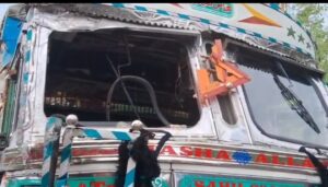 तेज रफ्तार दो ट्रकों की आमने सामने जोरदार टक्कर