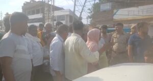 परिजनों ने शव रखकर किया प्रदर्शन 