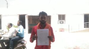 गांव के रास्ते के लिए 7 सालों से अधिकारियों के चक्कर लगा रहा है पीड़ित।