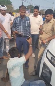 खड़ी गाड़ियों का चालान करना खनन अधिकारी को पड़ा भारी