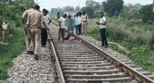 रेलवे ट्रैक पर एक अज्ञात युवक का क्षत-विक्षत शव मिलने से मचा हड़कंप 