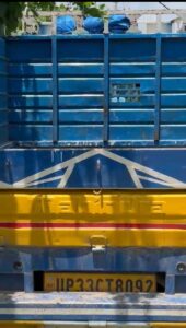 मृतक युवक का कब्र से निकाला गया शव।