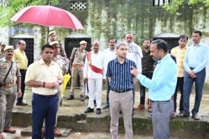 बाढ़ प्रभावित क्षेत्र का डीएम एसपी ने अधिकारियों के साथ किया निरीक्षण!*